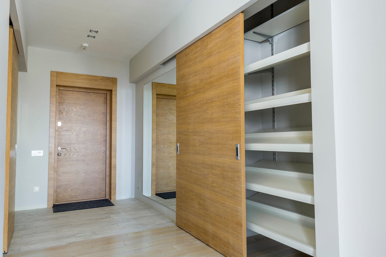 Armario empotrado modular con puerta corredera de madera y baldas