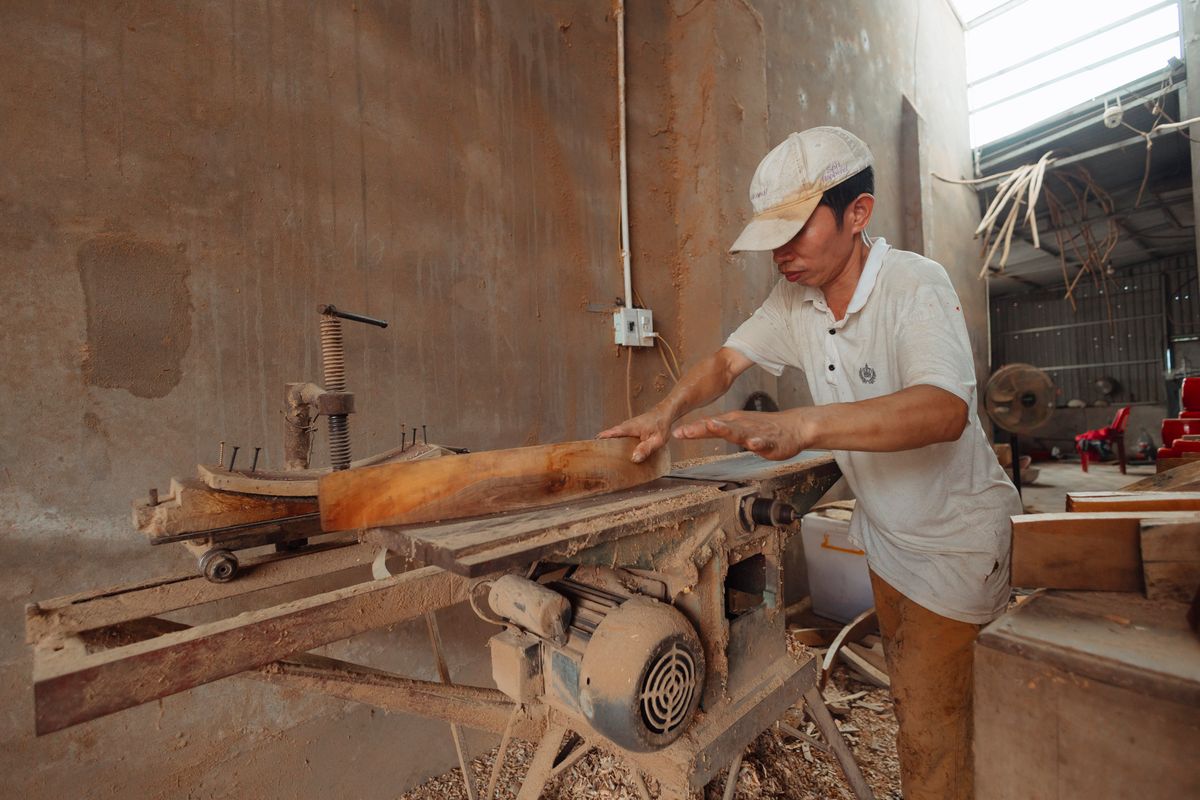 Carpintero trabajando la madera en un taller de fabricación de puertas