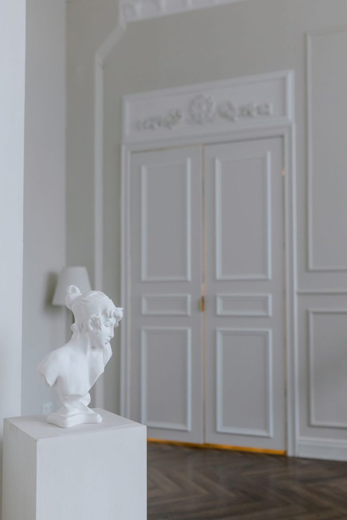 Puerta de interior blanca lacada en un pasillo moderno