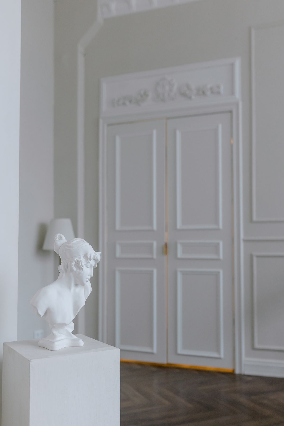 Puerta de interior blanca lacada en un pasillo moderno