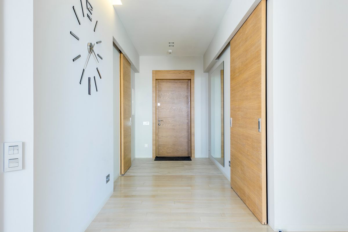 Pasillo con puertas de madera en un apartamento moderno
