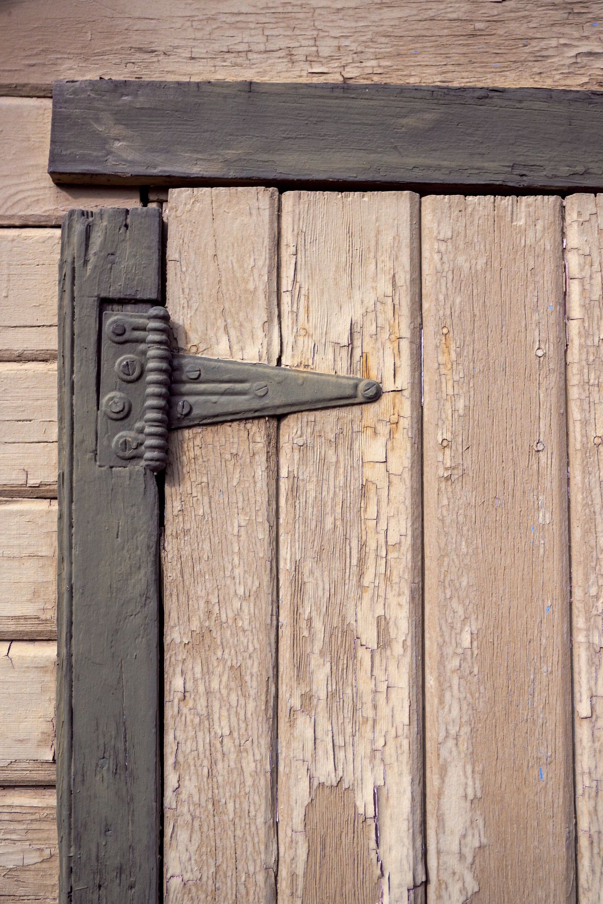 Detalle de un tirador en una puerta de madera