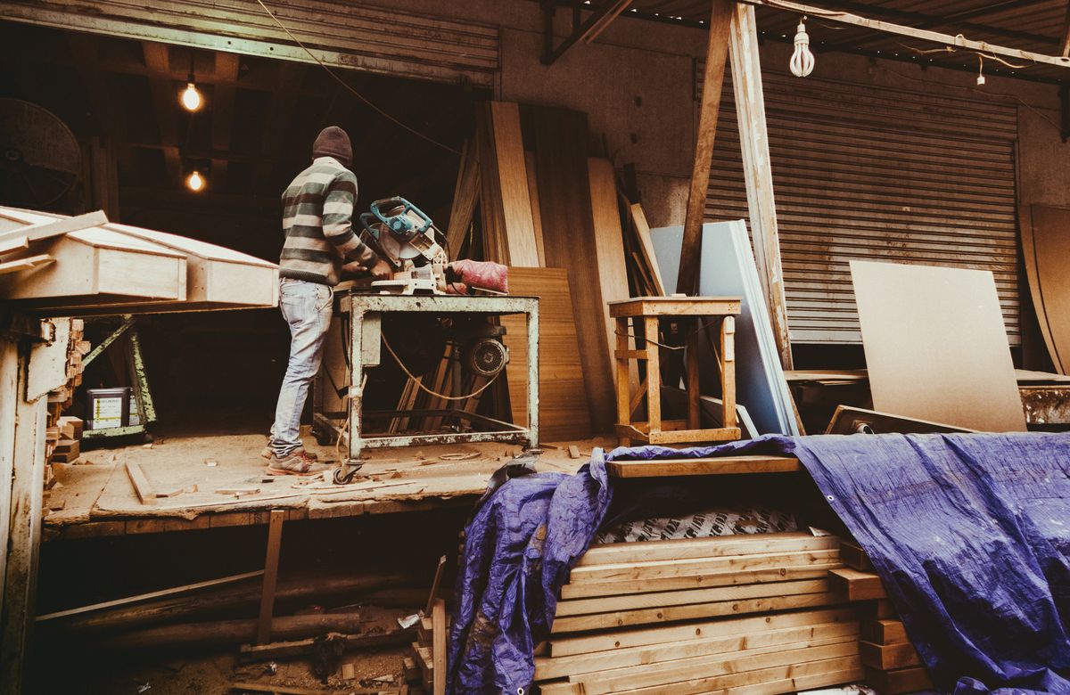Madera apilada en un taller de carpintería