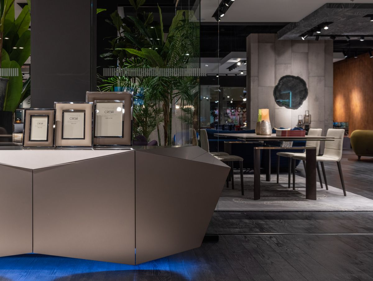 Interior de una tienda de muebles y puertas