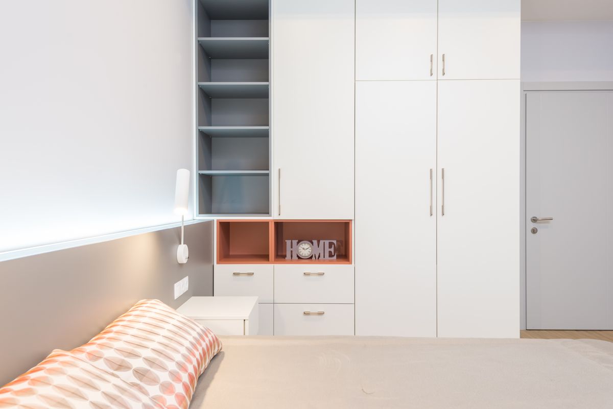 Armario modular independiente en un dormitorio