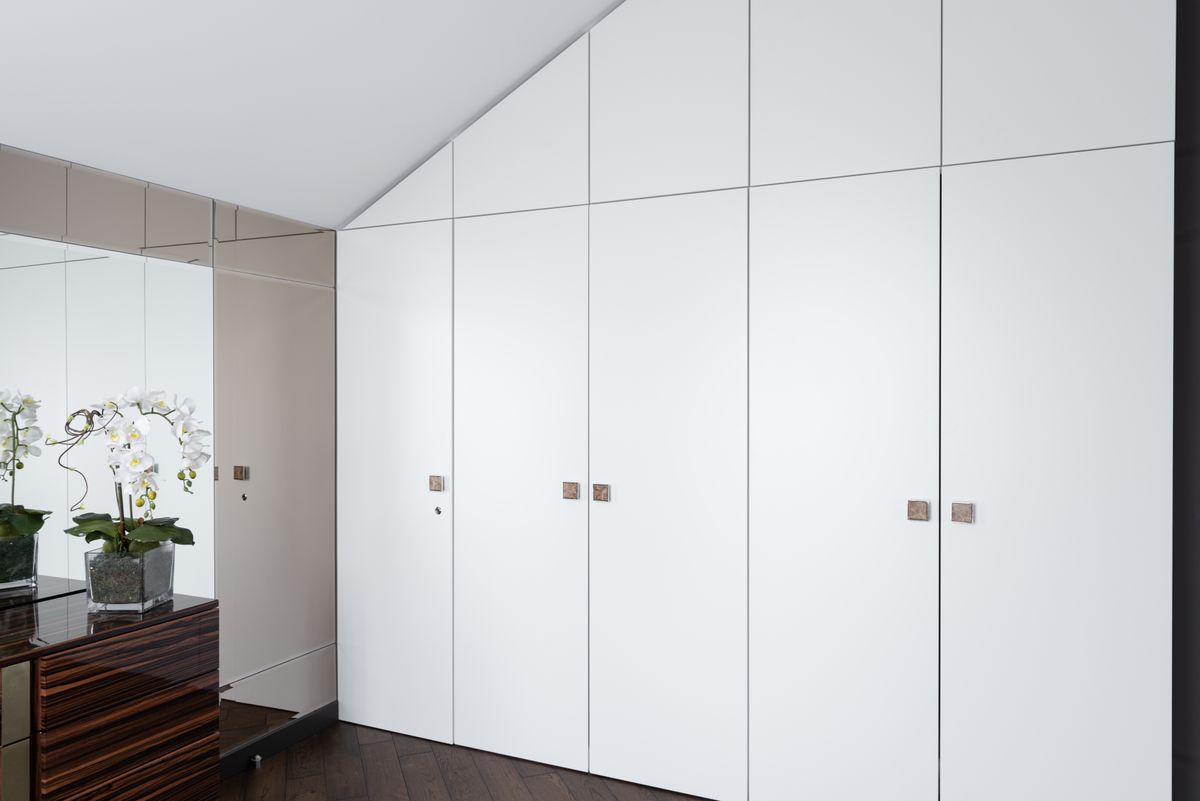 Detalle del acabado de las puertas de un armario