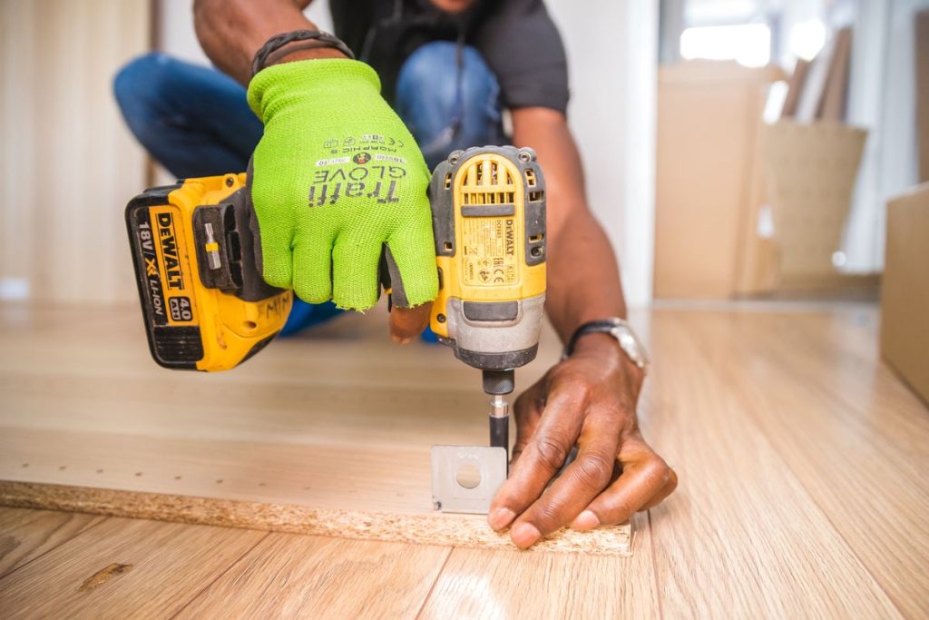 Carpintero trabajando en la fabricación de un mueble a medida