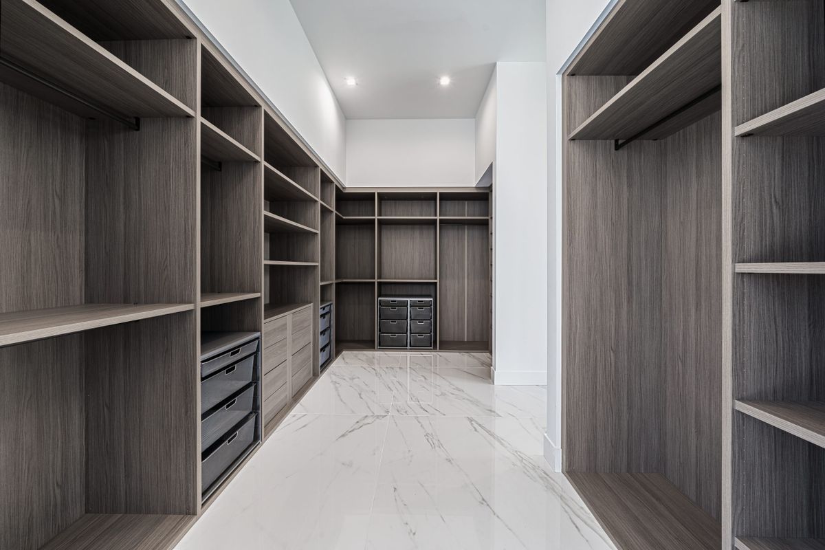 Interior de un armario amplio y ordenado con baldas