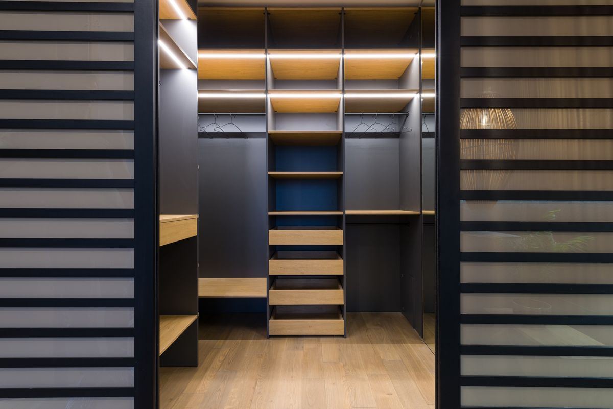Armario vestidor de lujo con estanterías de madera