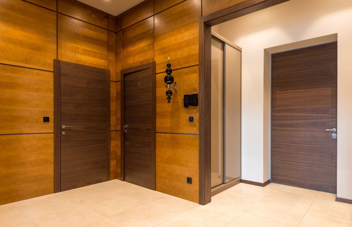 Puertas de interior de madera en tonos cálidos, estilo contemporáneo