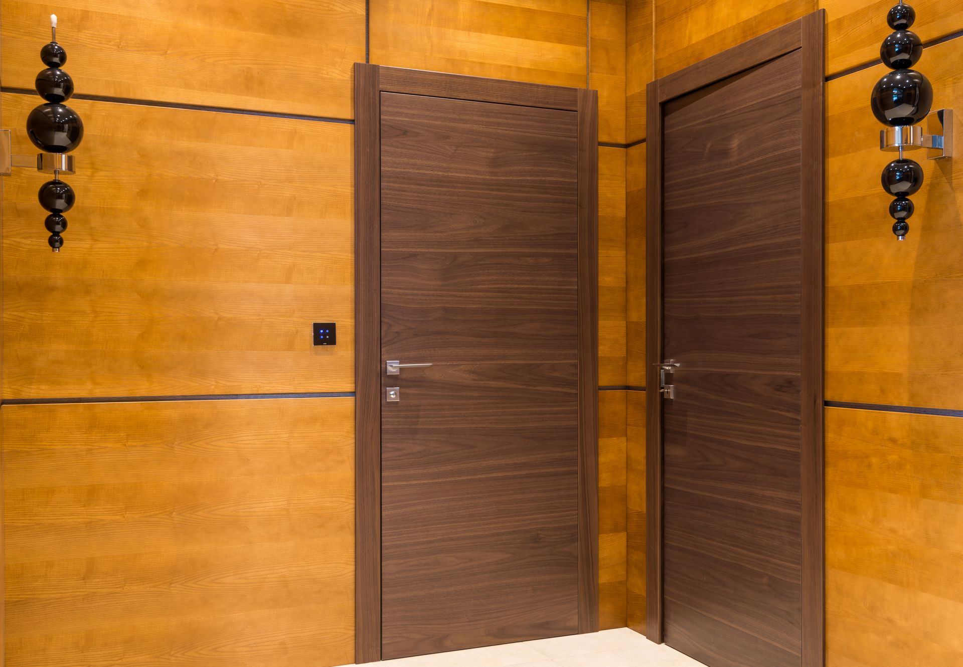 Interior elegante con puertas y paneles de madera